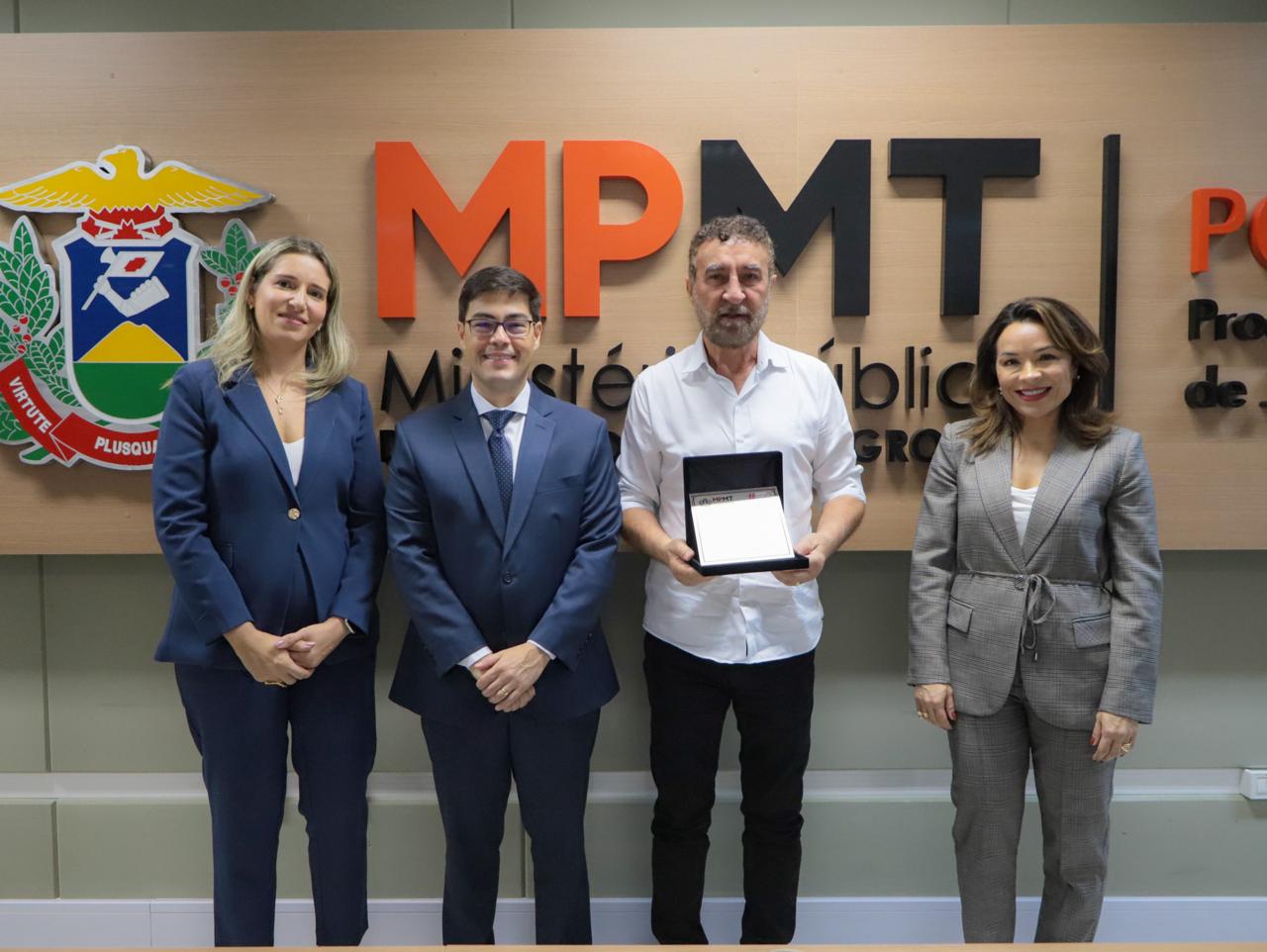 Juntos por elas: Juntos por elas: Áster Máquinas recebe homenagem do MPMT